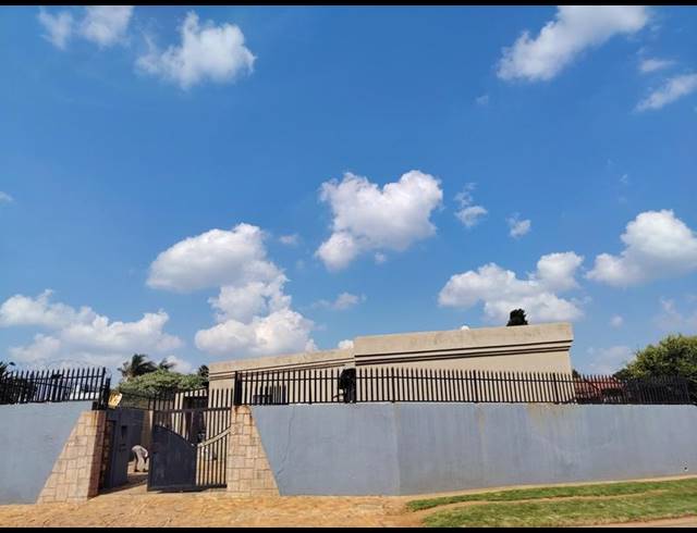 8 BEDROOM HOUSE FOR SALE IN LENASIA SOUTH